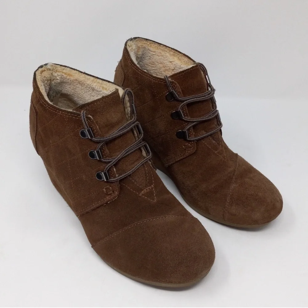 TOMS Shearling Lining Desert Suede Wedge Bootie size 8.5 Chestnut Brown EUC